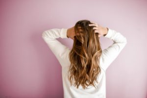 Comment stimuler la pousse des cheveux longs